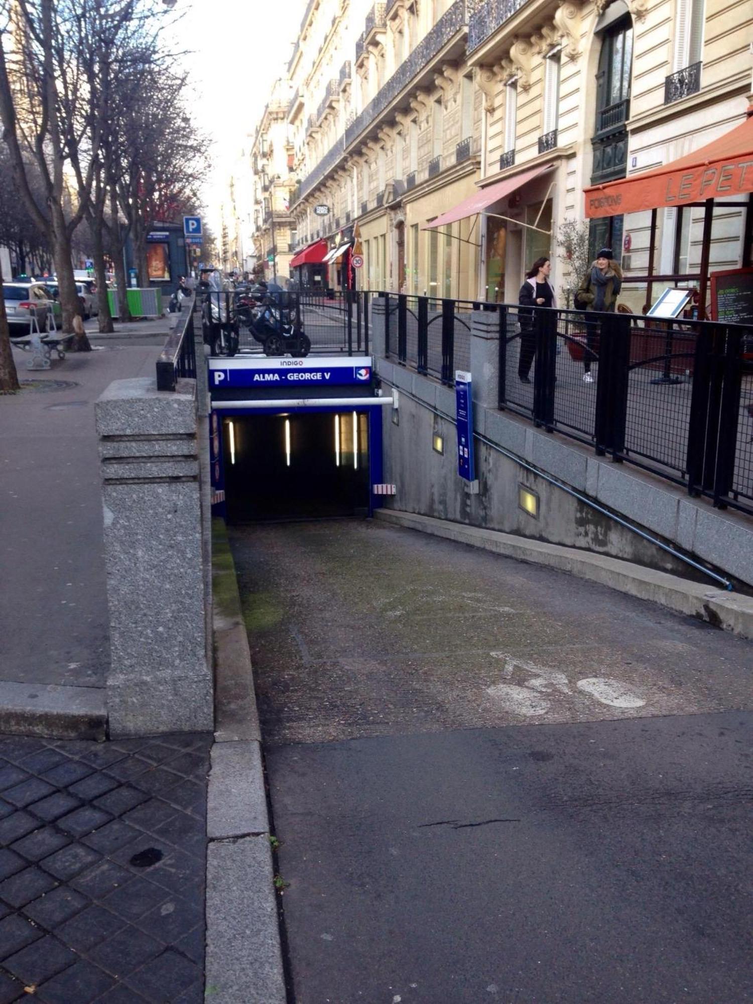 Eiffel Tower View Rose, #2 Bed & Breakfast