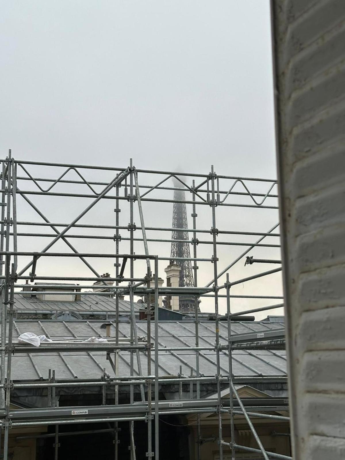 Eiffel Tower View Rose, #2 Bed & Breakfast Paris